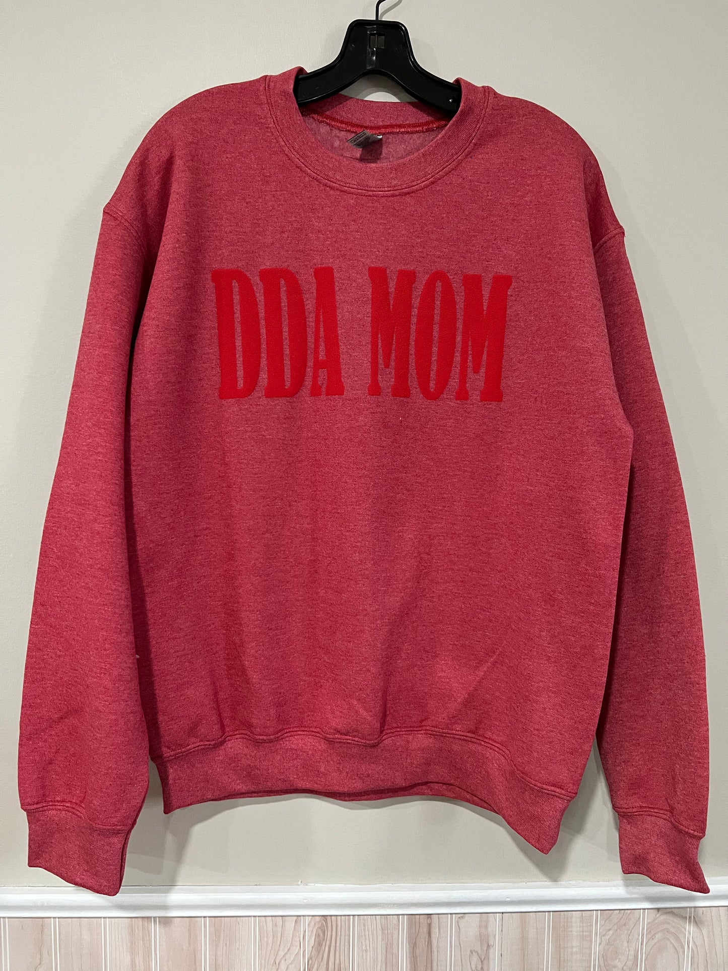 DDA PUFFY PRINT CREWNECK SWEATSHIRT