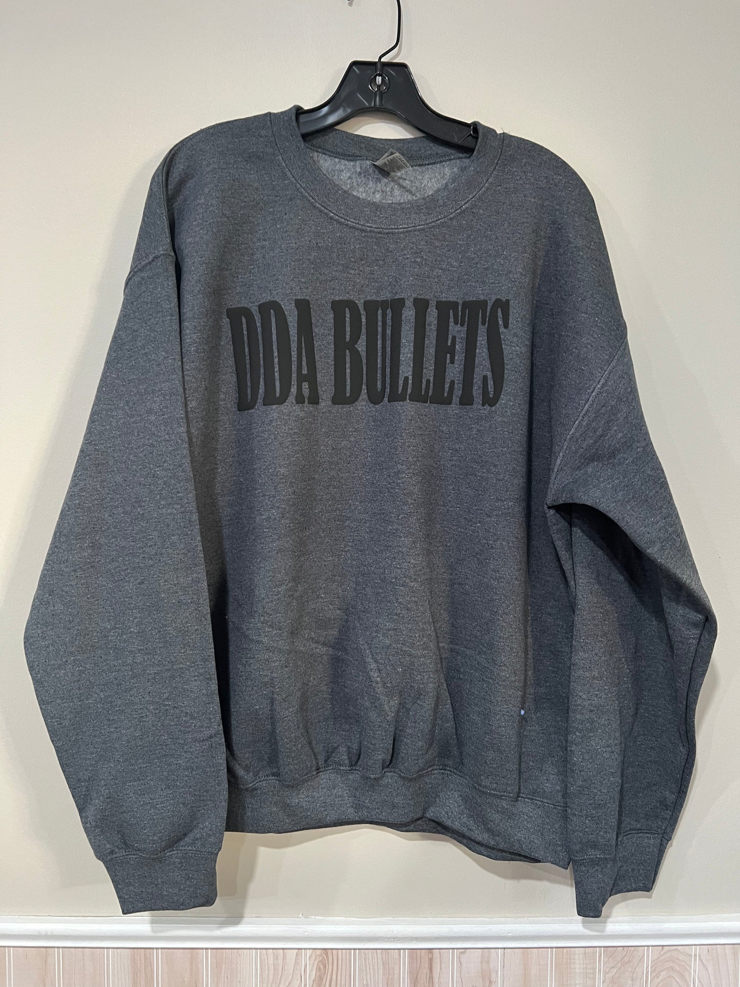 DDA PUFFY PRINT CREWNECK SWEATSHIRT