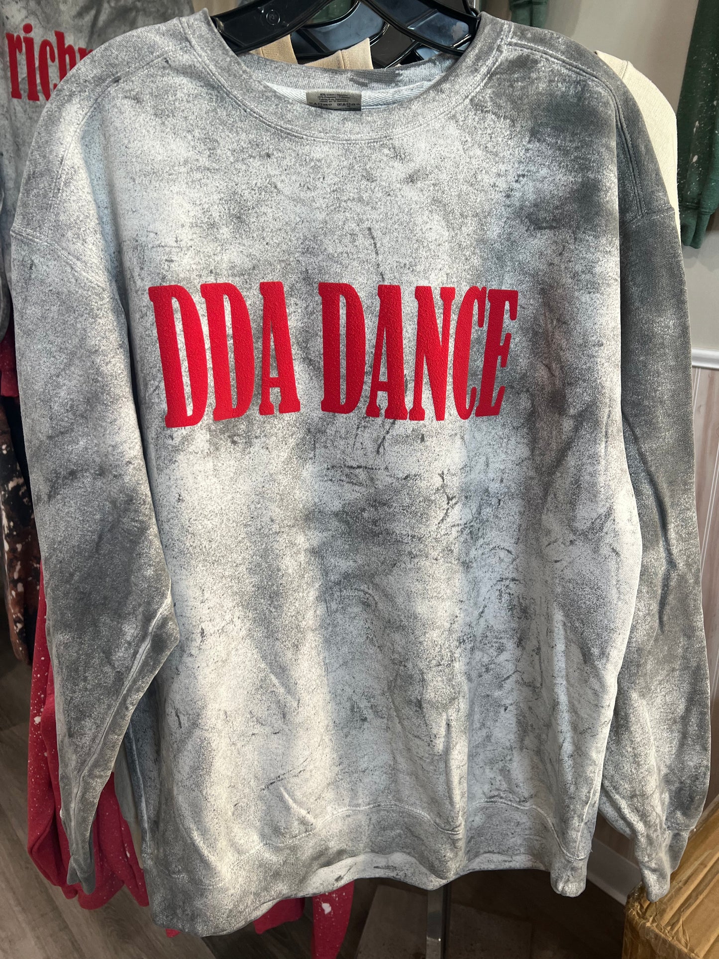 DDA PUFFY PRINT CREWNECK SWEATSHIRT